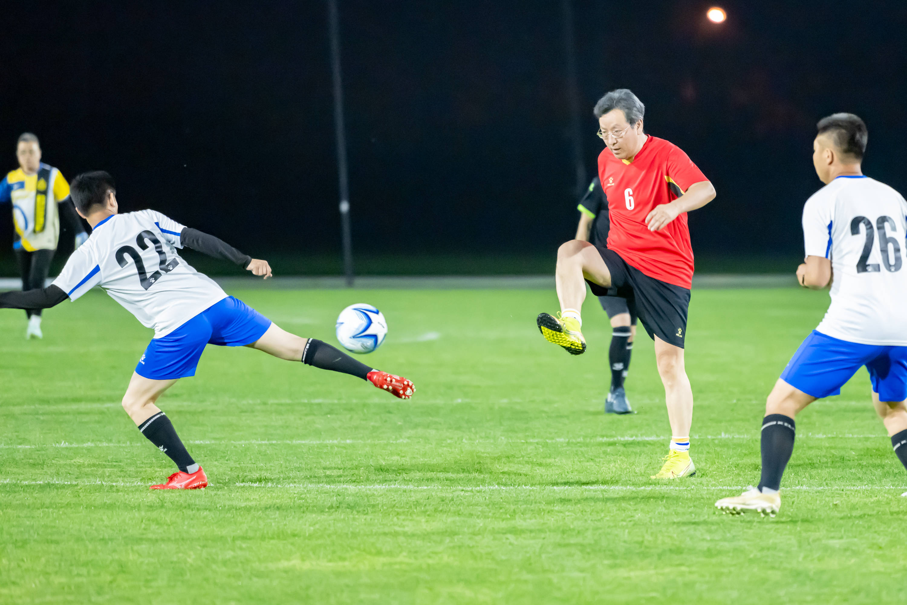 关于精彩足球比赛现场观众激情澎湃，场面热烈的信息