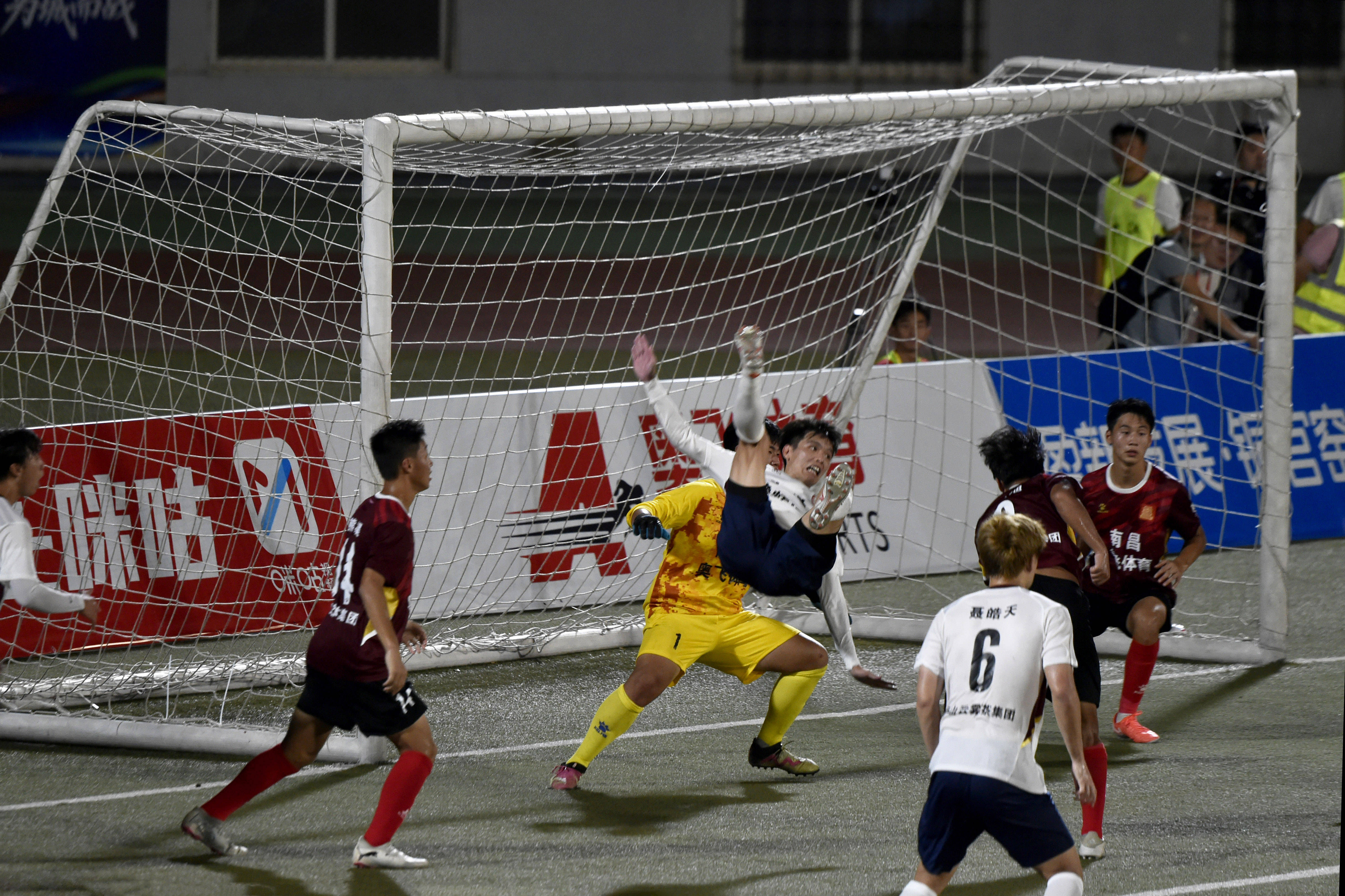 关于精彩足球比赛现场观众激情澎湃，场面热烈的信息